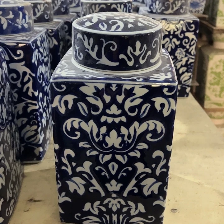 摆件青花瓷手工手绘高温釉下彩，居家摆件储物罐茶叶罐