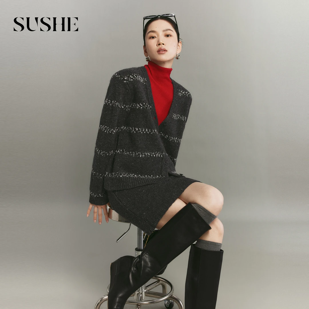 束皙SUSHE 灰洇 复古电影感 羊毛花纱肌理V领条纹毛衣开衫/半身裙