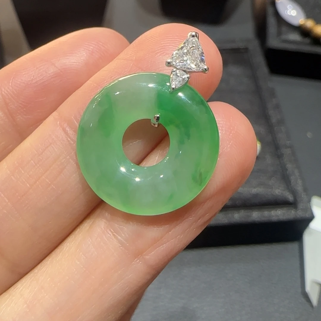 翡翠18K金镶嵌颈饰甜甜圈