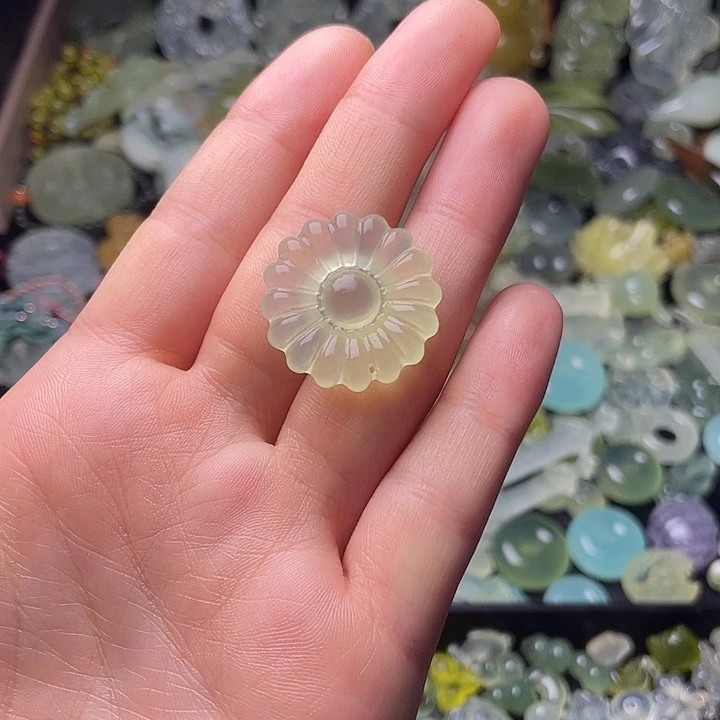 蛇纹石玉合金颈饰太阳花