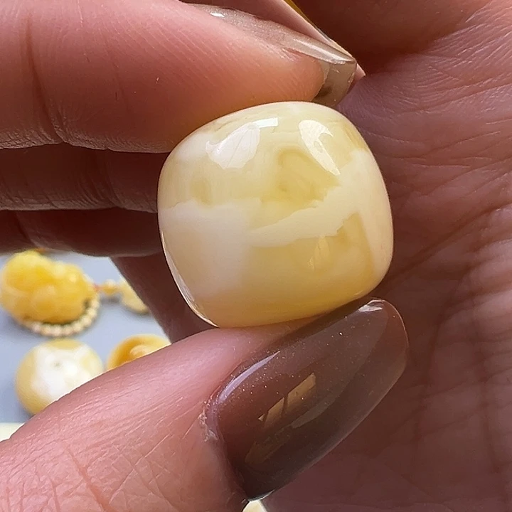 蜜蜡未镶嵌珠宝奇石