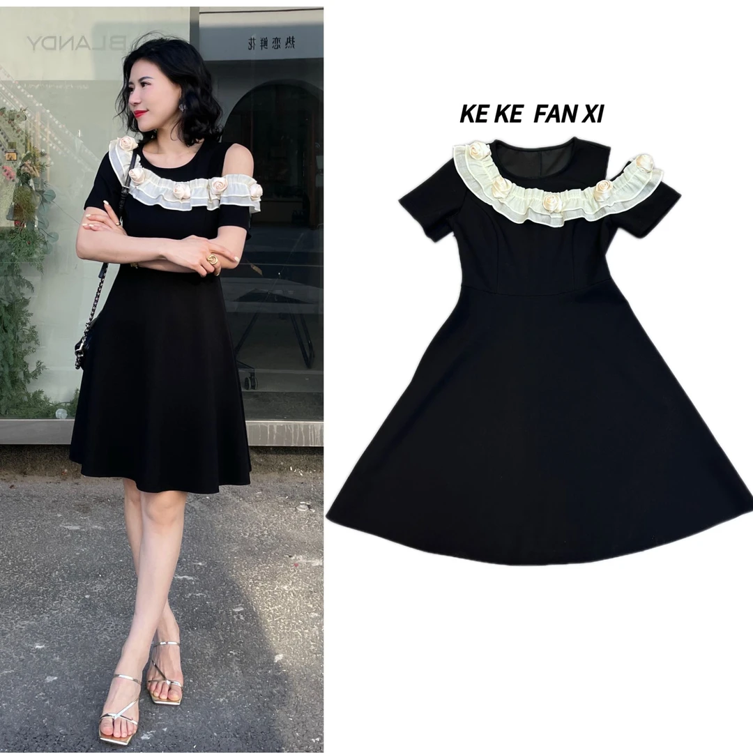 25051漏肩领口立体花朵连衣裙显瘦气质法式收腰黑色时尚设计感