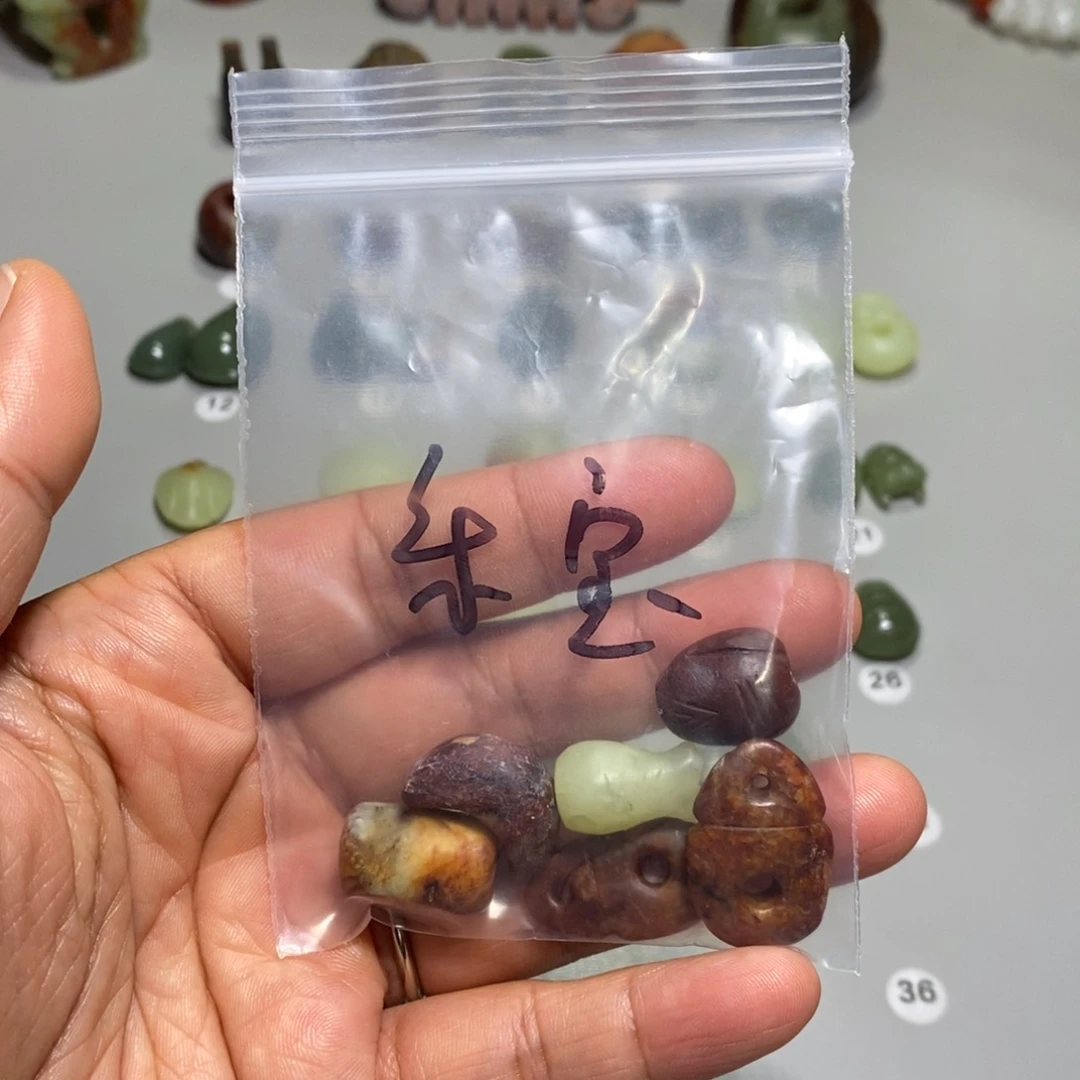 颈饰未镶嵌透闪石质玉乐*