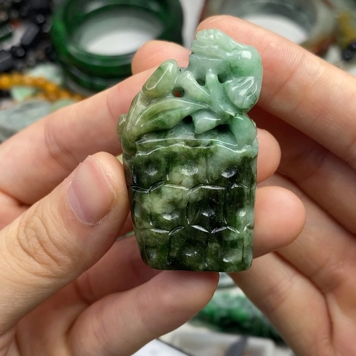 颈饰未镶嵌翡翠摆件