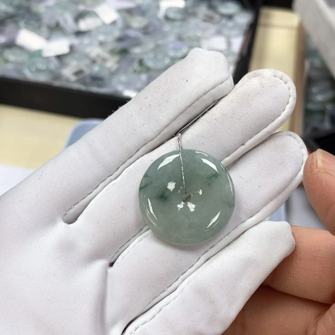 翡翠颈饰未镶嵌平安扣