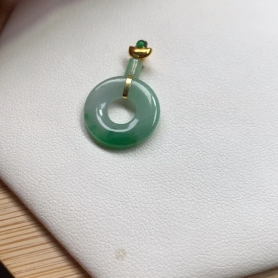 颈饰18K金镶嵌翡翠