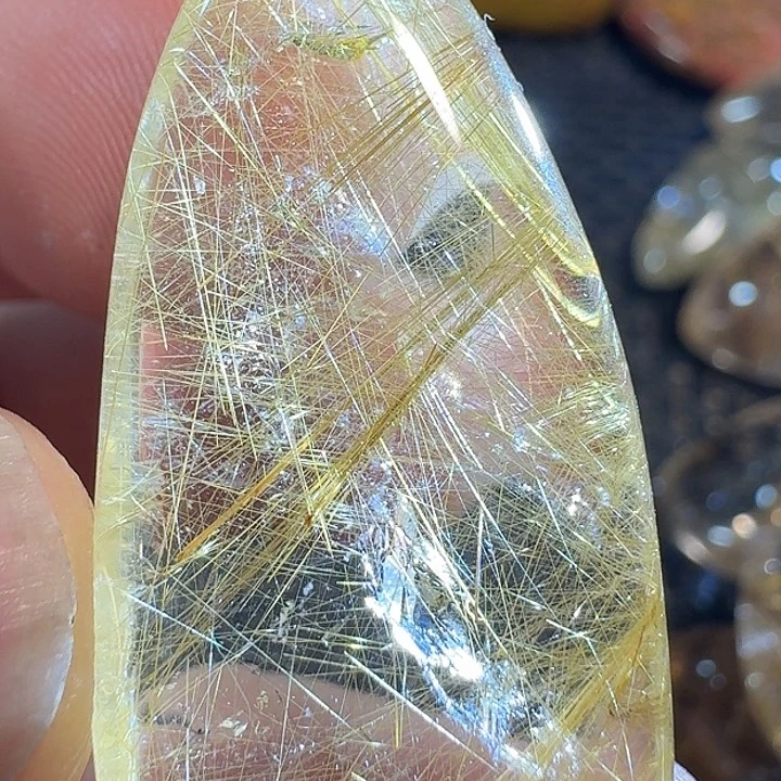 泰***勒未镶嵌颈饰水晶我
