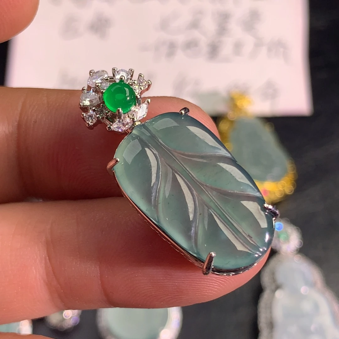 翡翠未镶嵌颈饰叶子