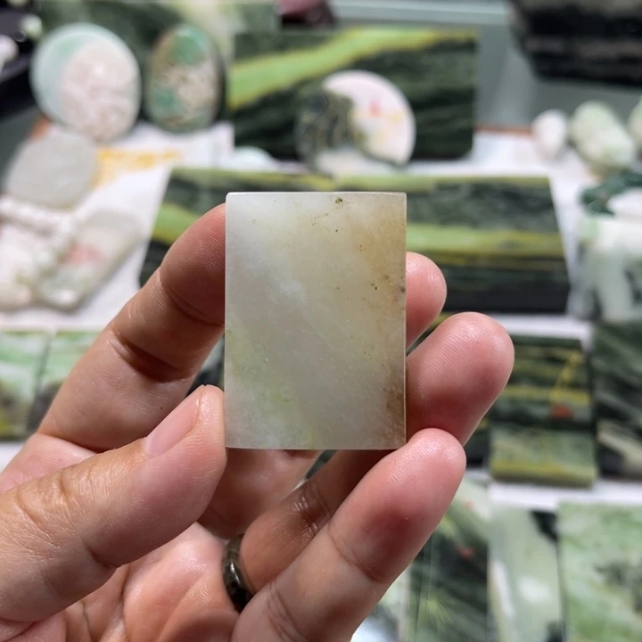 独山玉未镶嵌颈饰
