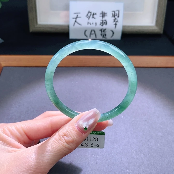 翡翠手镯未镶嵌天然翡翠手镯