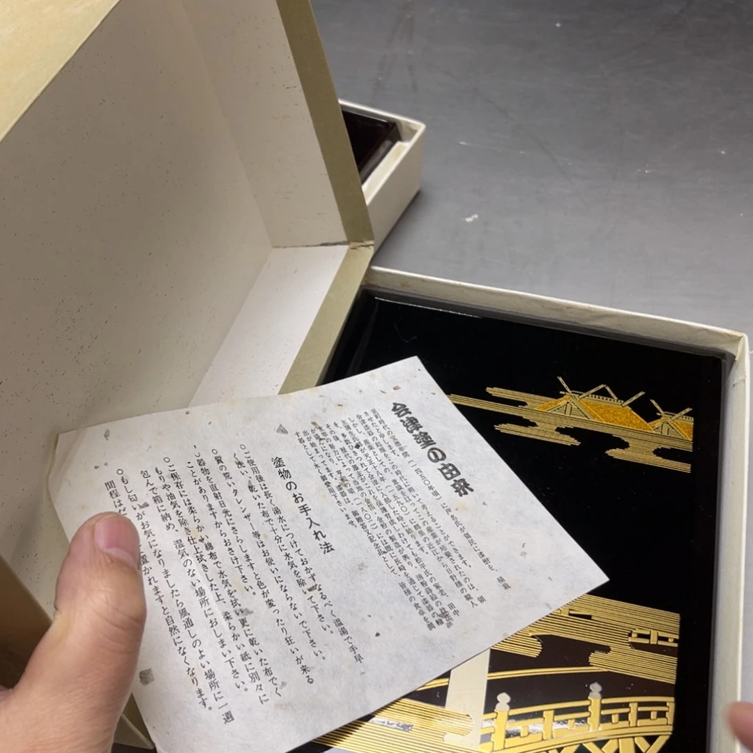 瓷片发***猪密密麻麻地排列着一个