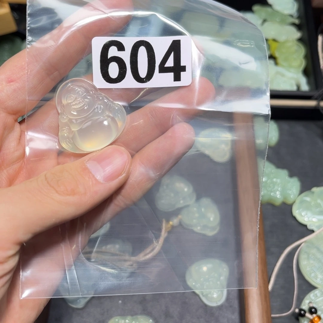 蛇纹石玉颈饰合金