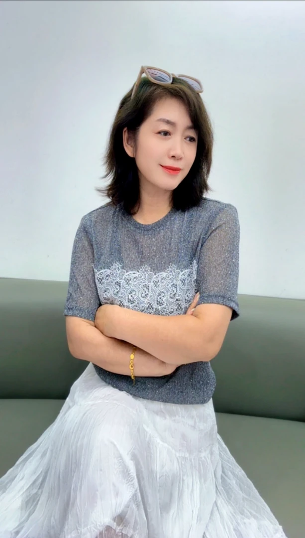 短袖2025初秋新款圆领烫钻丝织拼接夏季优雅小香风上衣