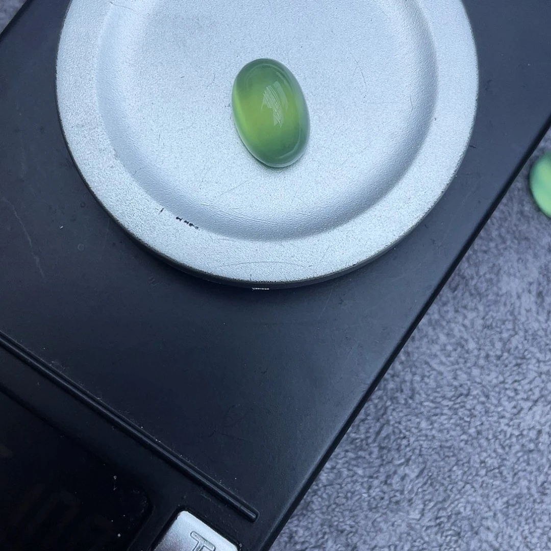 葡萄石未镶嵌裸石6.11Ct。