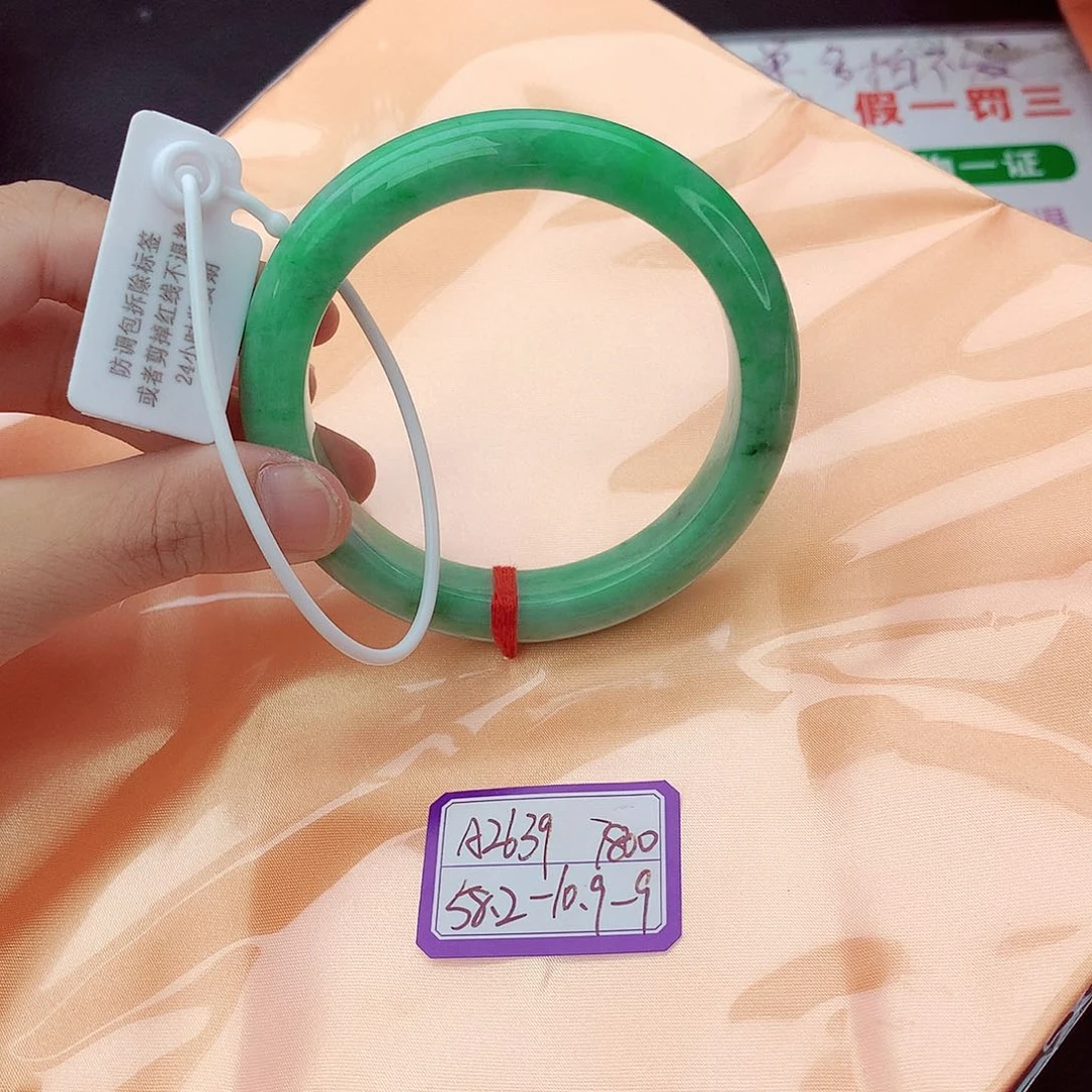 翡翠手镯未镶嵌翡翠