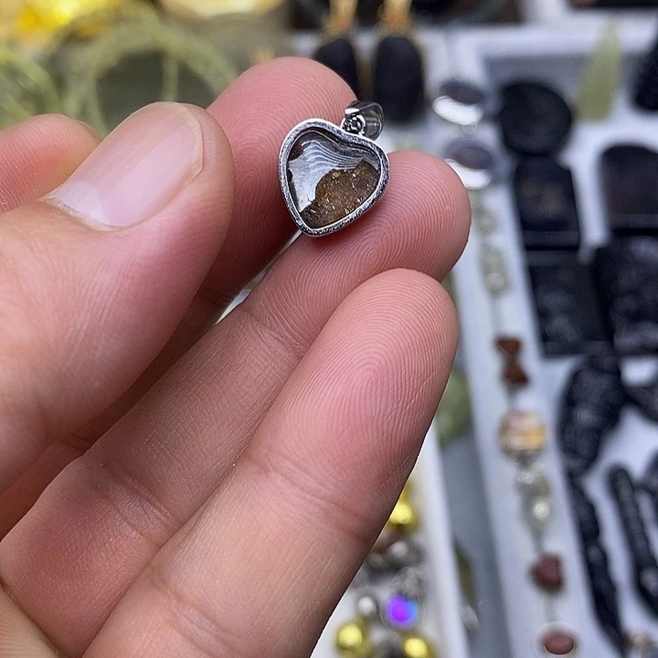 非金属玻璃橄榄陨铁爱心吊坠