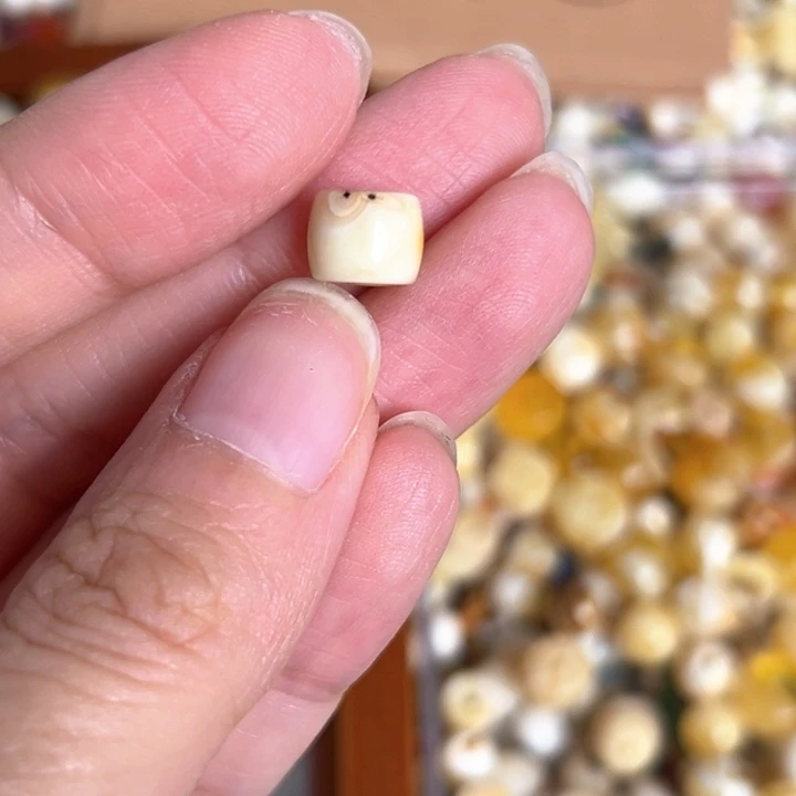 未镶嵌蜜蜡裸石8.5mm一个