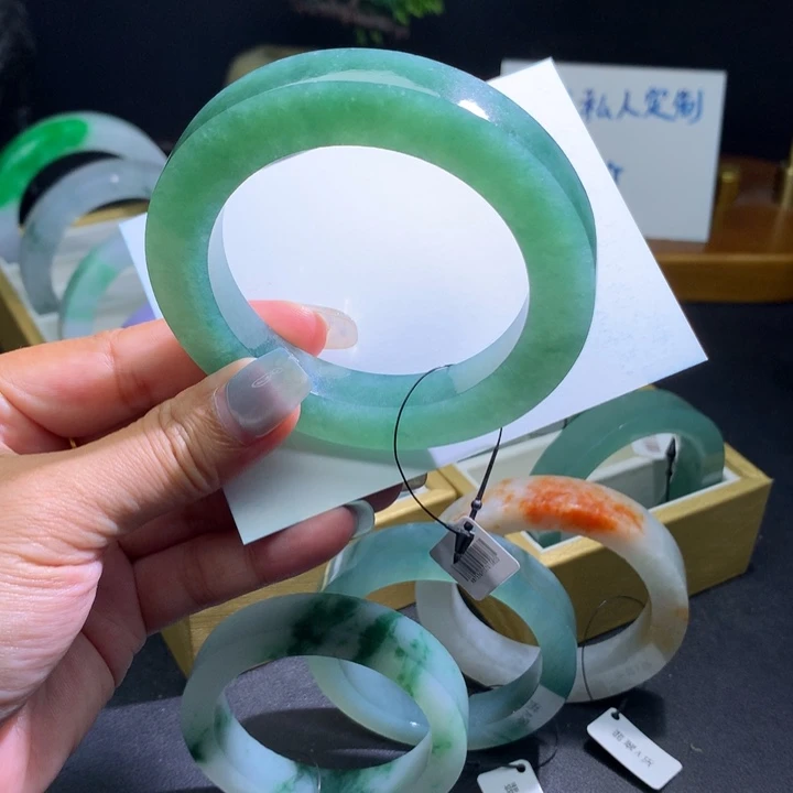定制翡翠未镶嵌翡翠手镯