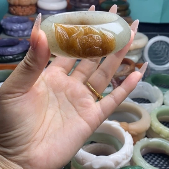 未镶嵌雕花手镯石英质玉