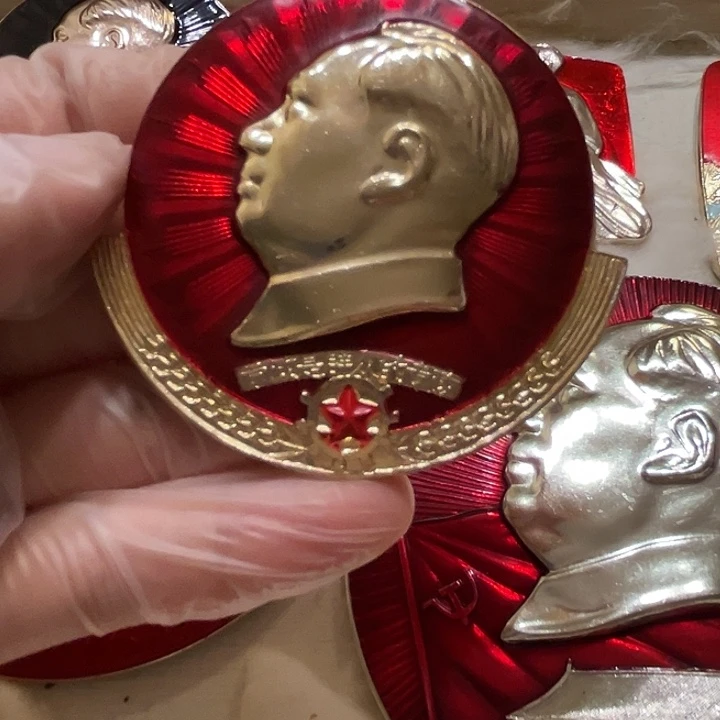 玥***雄异形齿轮伟人像章