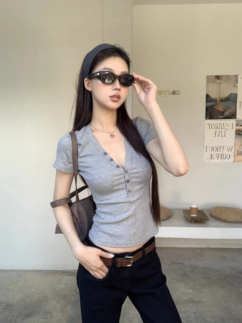 「阿男Anna」纽扣亨利 易梦玲同款纽扣亨利V领显瘦短袖T恤003-8806