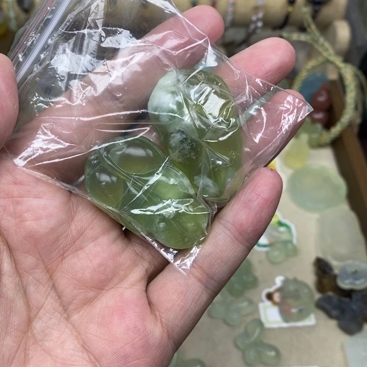 奇***蛇纹石玉未镶嵌颈饰