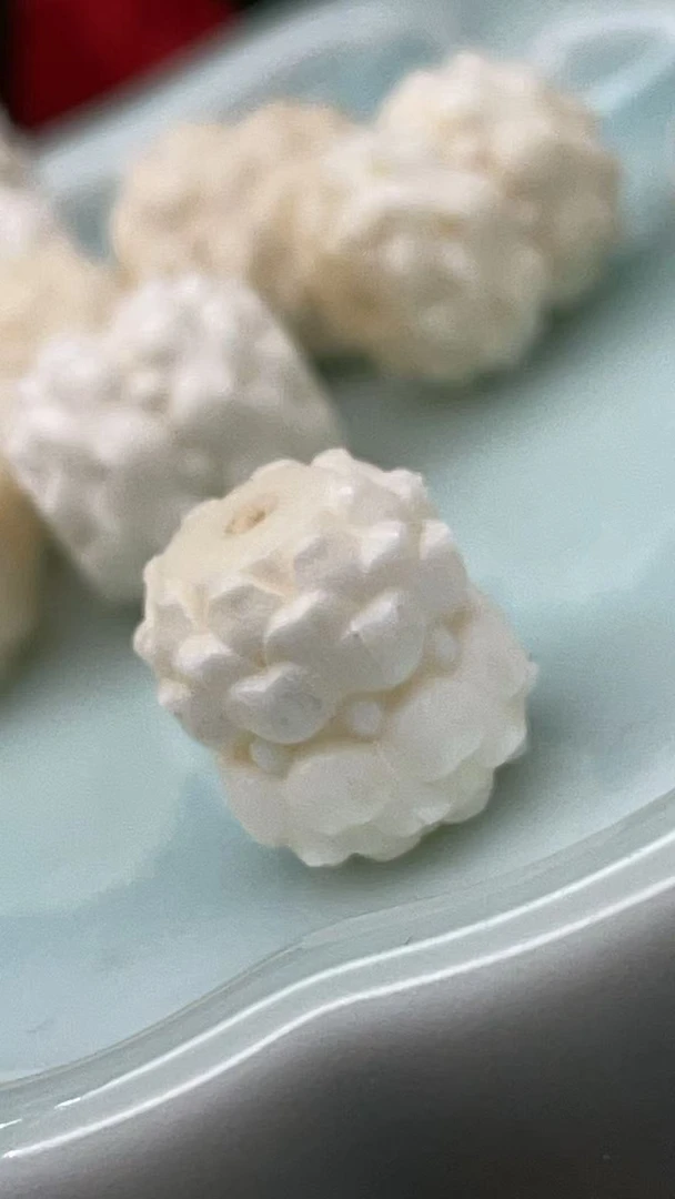 80222精品猛犸象牙9.8MM左右并蒂莲配珠配饰（发其一）