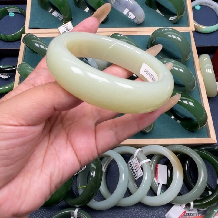 和田玉手镯未镶嵌