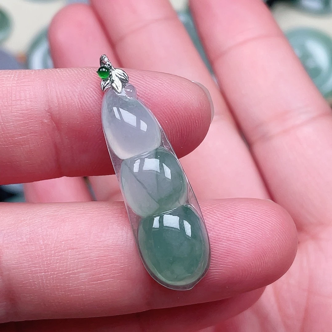 翡翠未镶嵌颈饰豆子