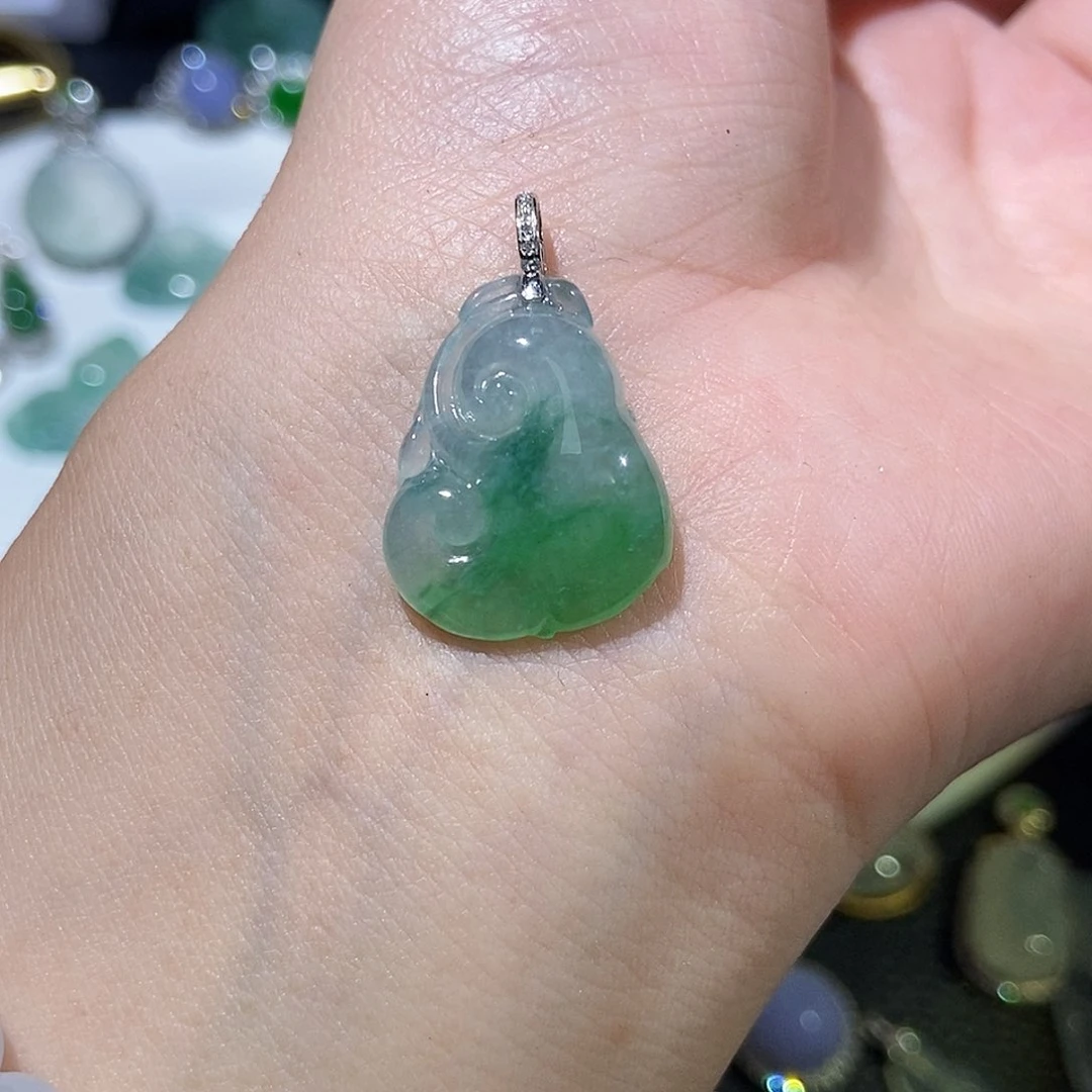 翡翠18K金镶嵌颈饰吊坠