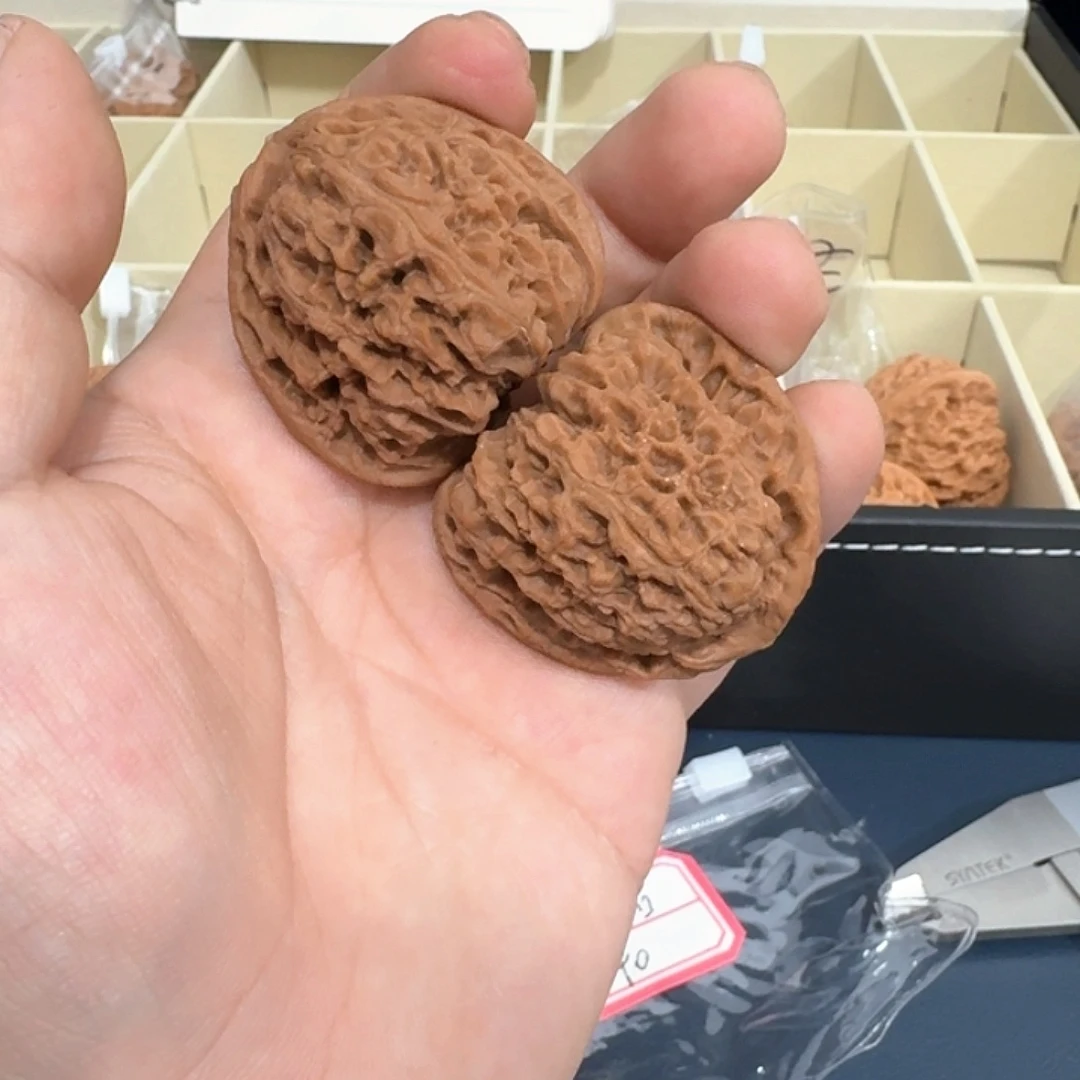 鳟***文玩核桃吊坠南疆石