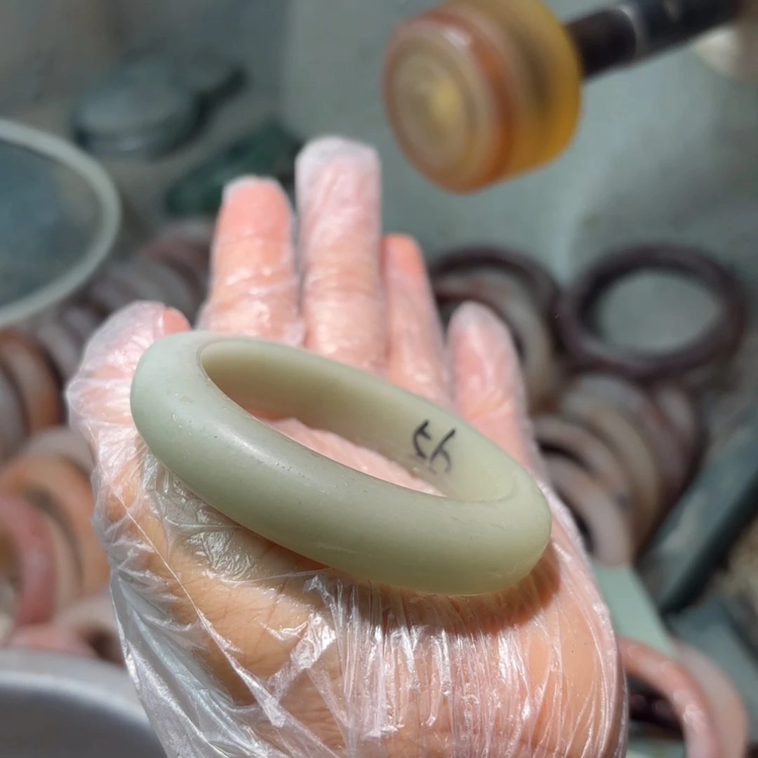 比***心石英质玉未镶嵌手镯