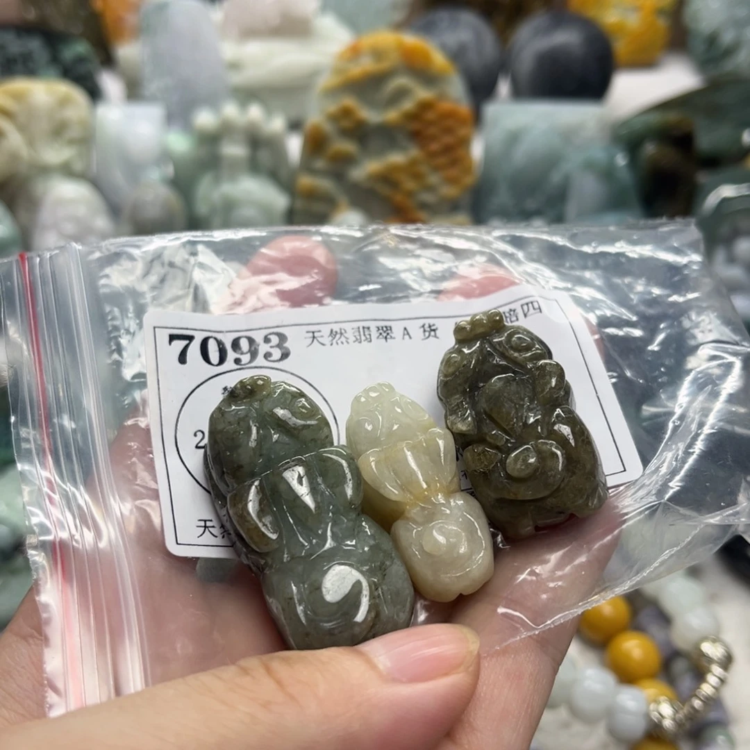 翡翠未镶嵌颈饰7093瑕疵