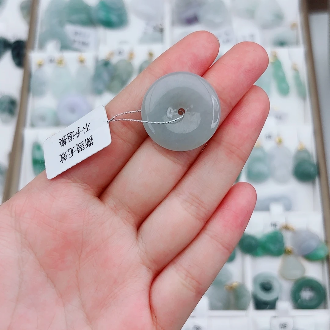 翡翠颈饰未镶嵌平安扣