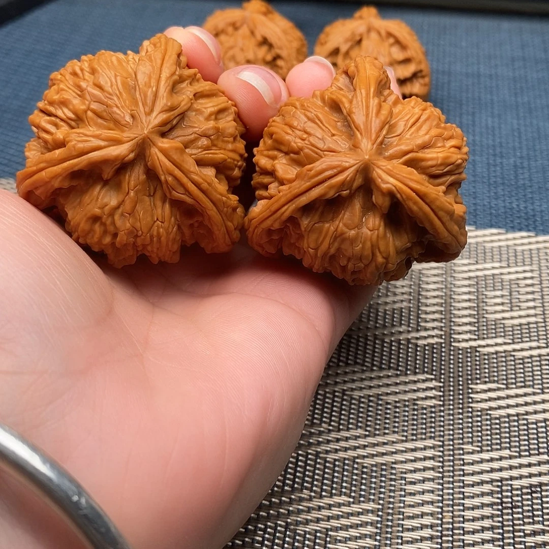 刘***强文玩核桃吊坠三棱