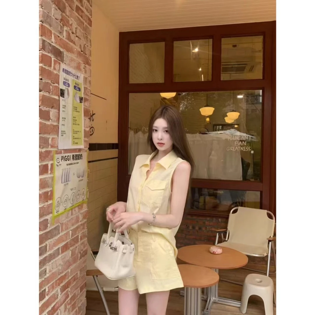曼曼【法式素调~】简约无袖翻领上衣+短裤时尚两件套装女