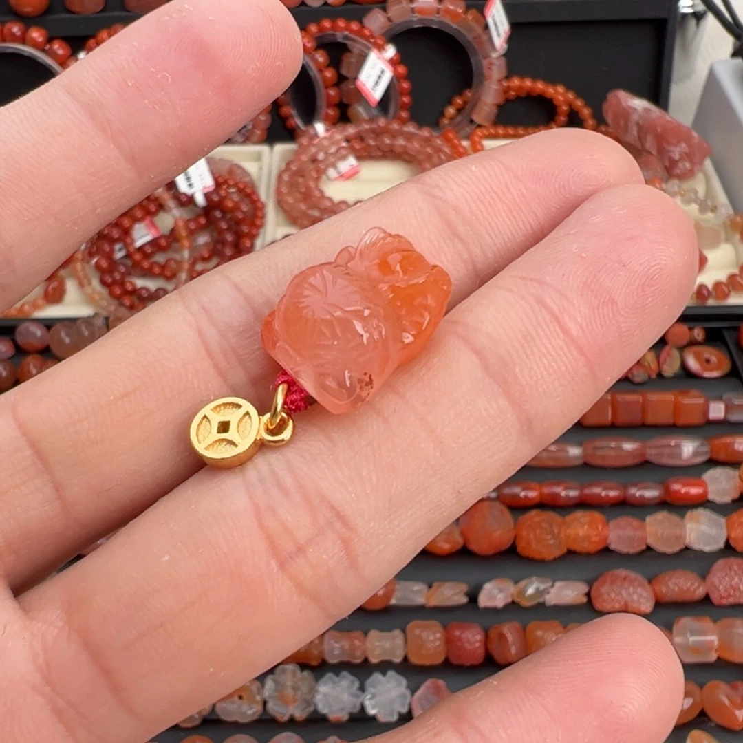 ****ɞ南红玛瑙未镶嵌颈饰飞天貔貅