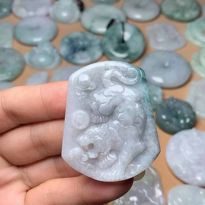 翡翠未镶嵌颈饰老虎