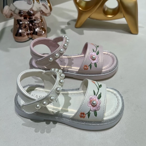 B838女童靓靓女生公主国风精致刺绣珍珠工艺高货夏季凉鞋软底凉鞋