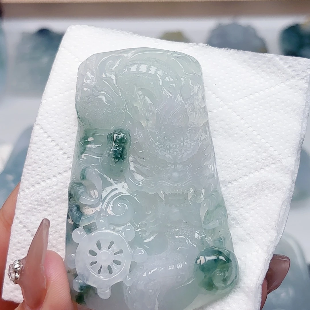 翡翠未镶嵌颈饰龙牌