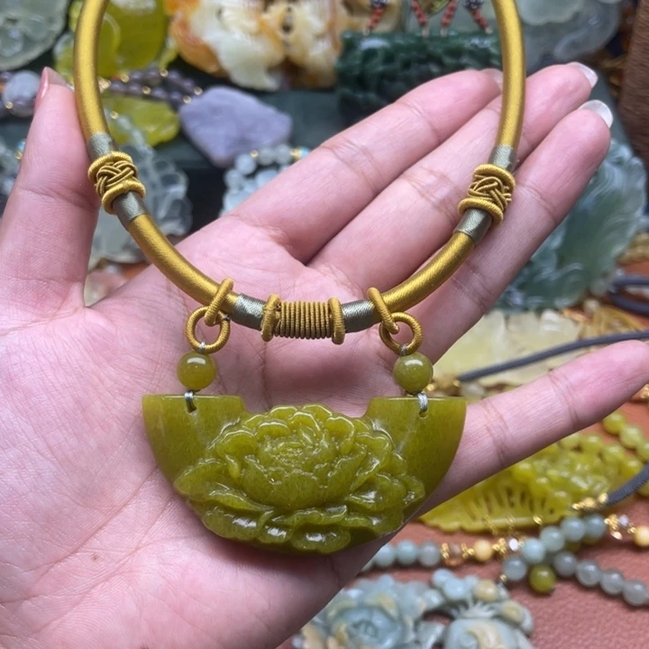 蛇纹石玉未镶嵌颈饰