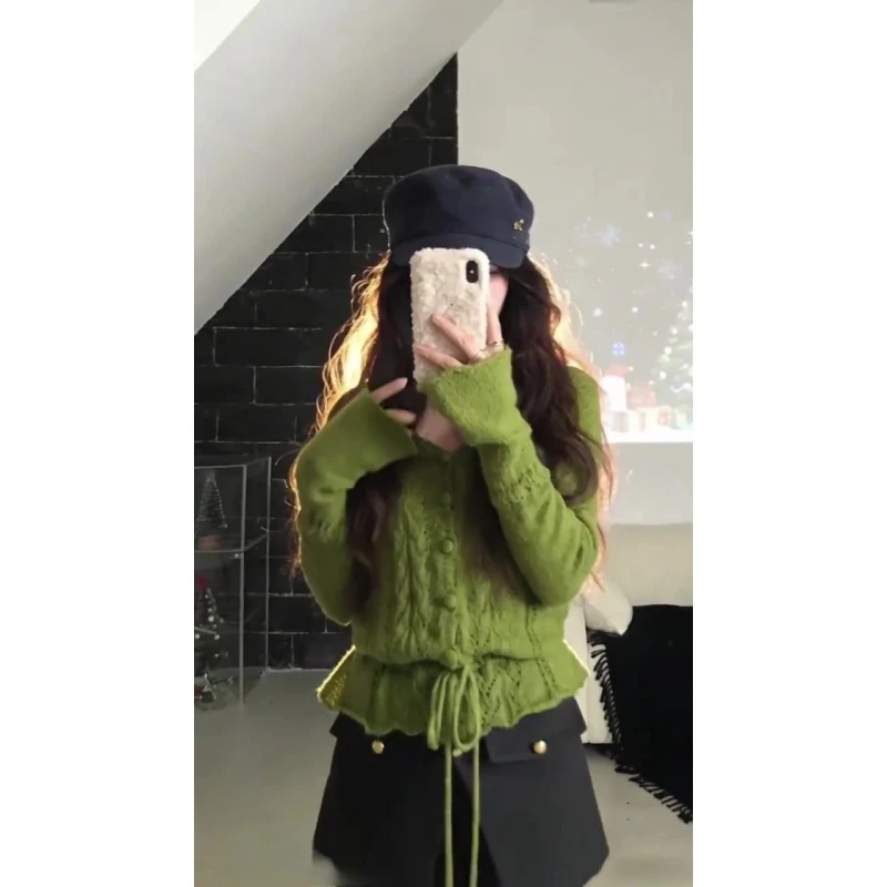 套装女2026新款法式设计感绿色钩花抽绳V领针织衫高腰百搭A字短裤