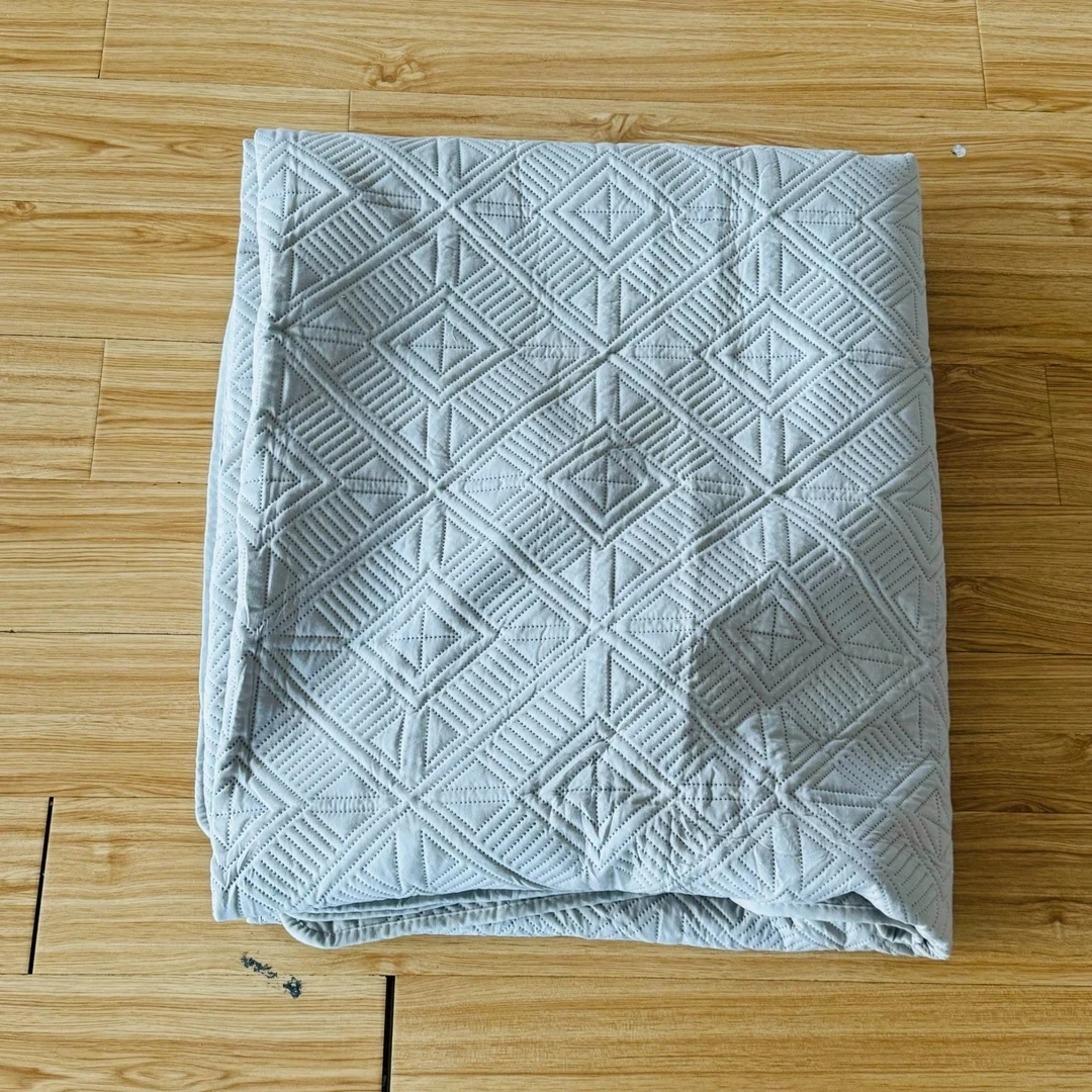 外贸高品质灰色菱形格压胶床盖尺寸约230*230起枕套50*90三件套