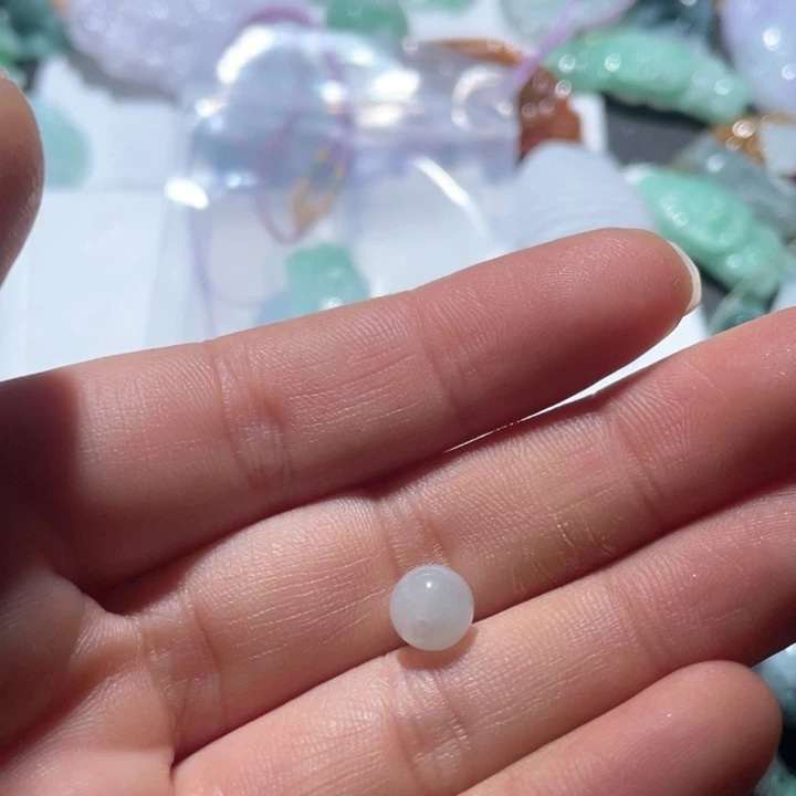 翡翠未镶嵌颈饰落****?天然