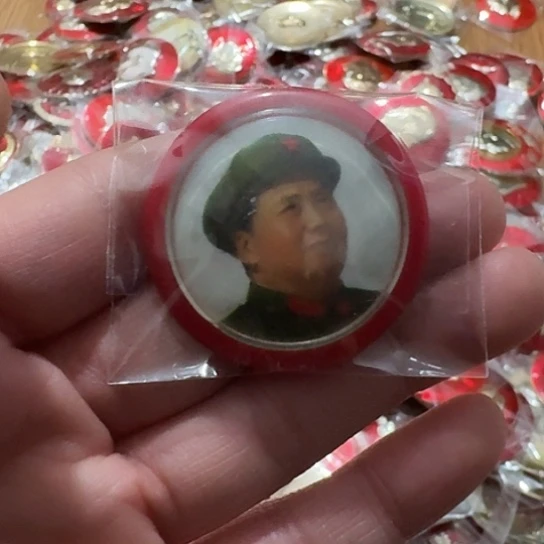 郝***壮其他普通金属圆形红色人物像章