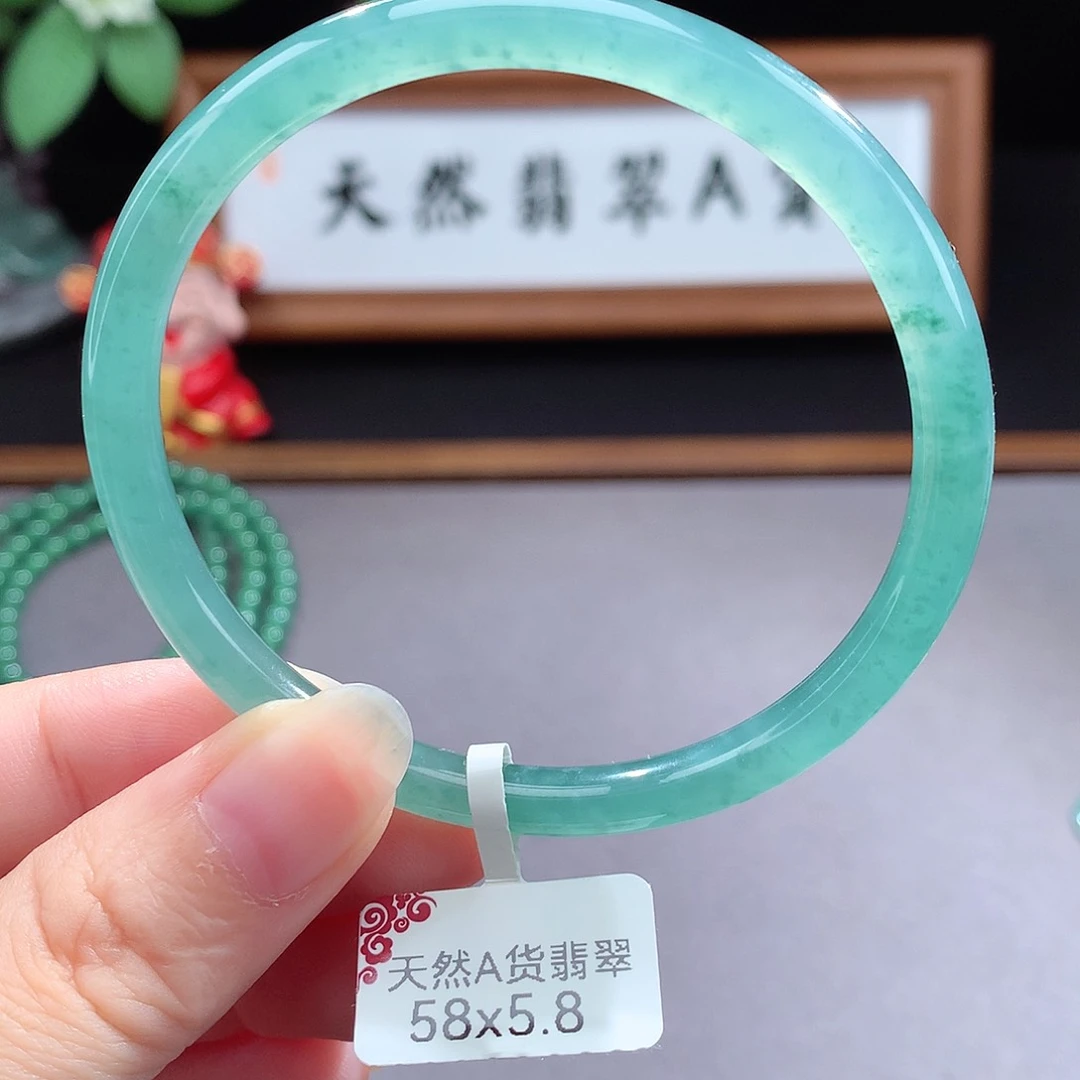 未镶嵌手镯（圆镯）翡翠