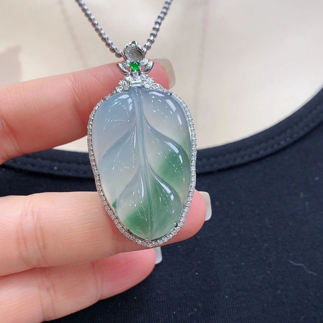 翡翠颈饰18K金镶嵌叶子