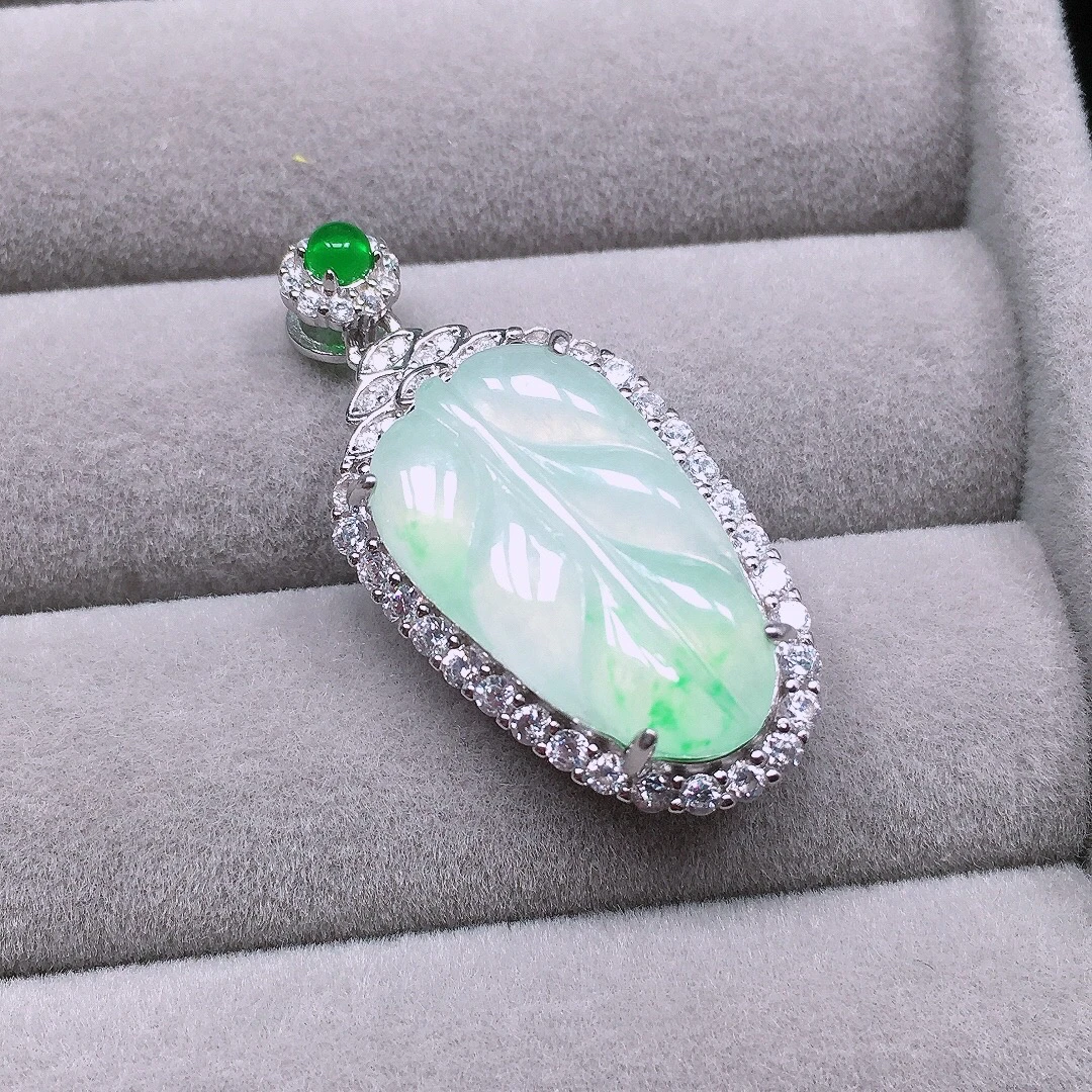 天然缅甸翡翠A货925银镶嵌冰种飘绿叶子吊坠