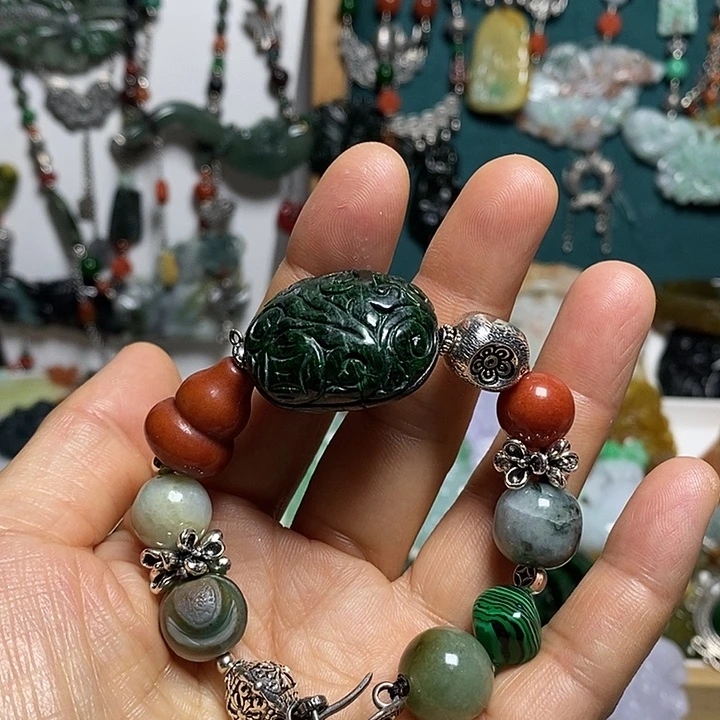 翡翠未镶嵌吊坠(赠链)