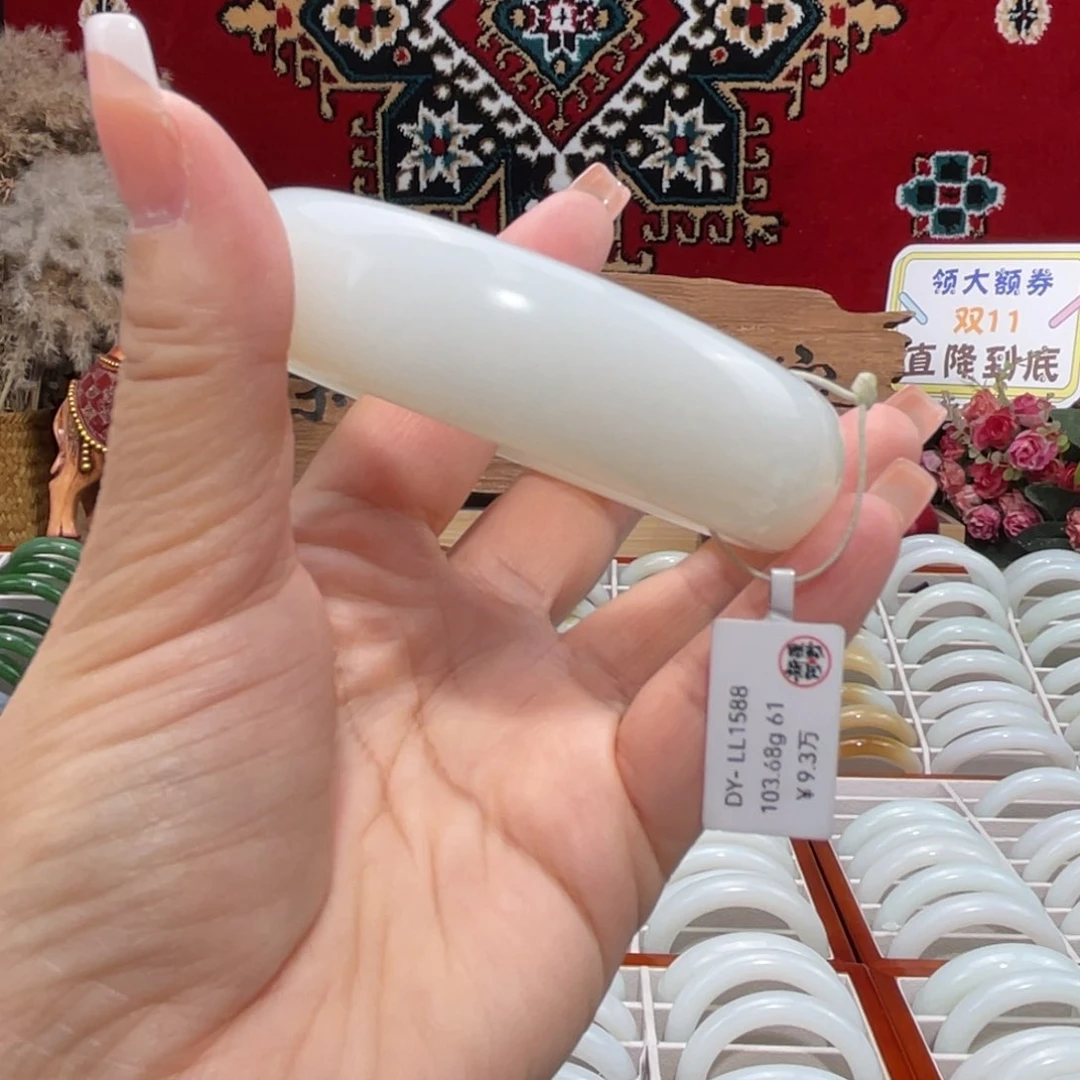 未镶嵌手镯和田玉天然羊脂级且末老熟油轮胎